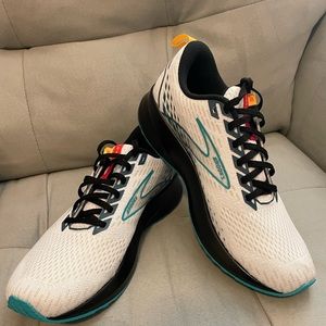 Brooks Levitate Women’s Size 10.5 White/Blue/Black Running Shoes